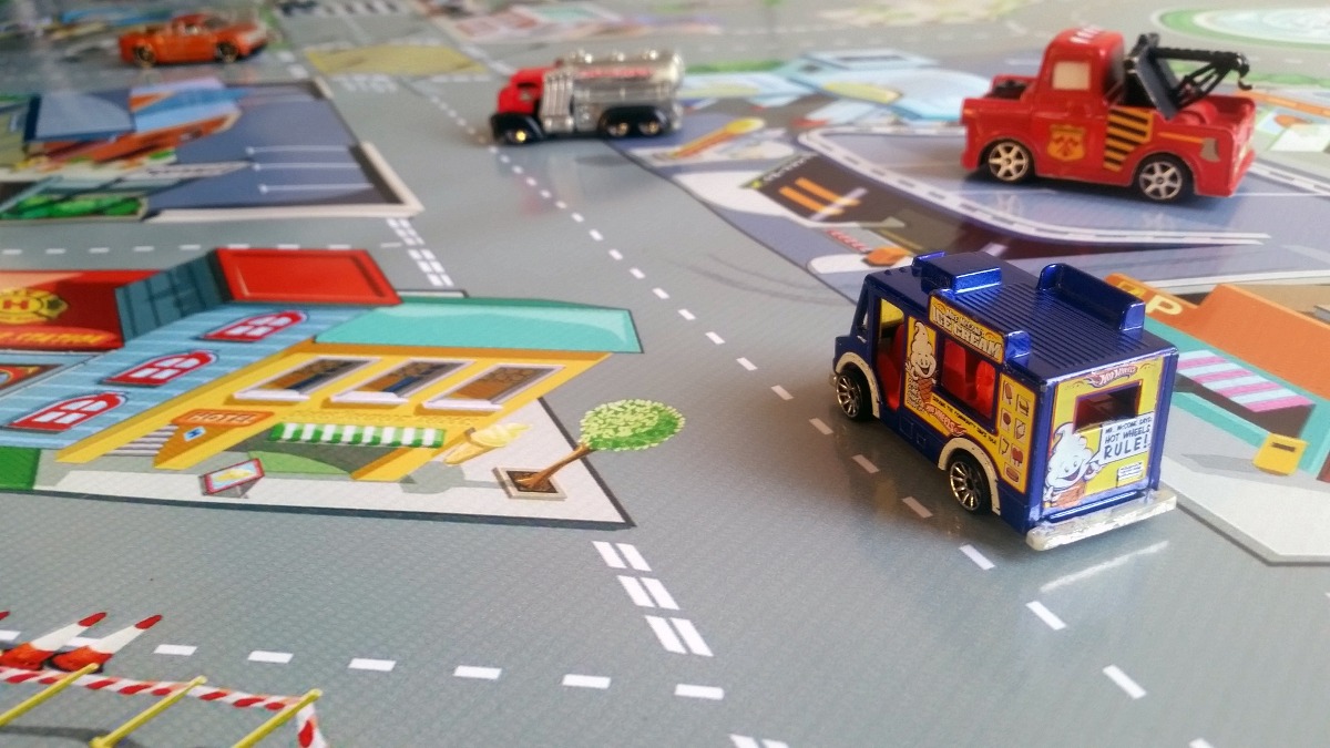 Pista para Brincar com Carrinhos HOTCARS Grande Cidade Completa