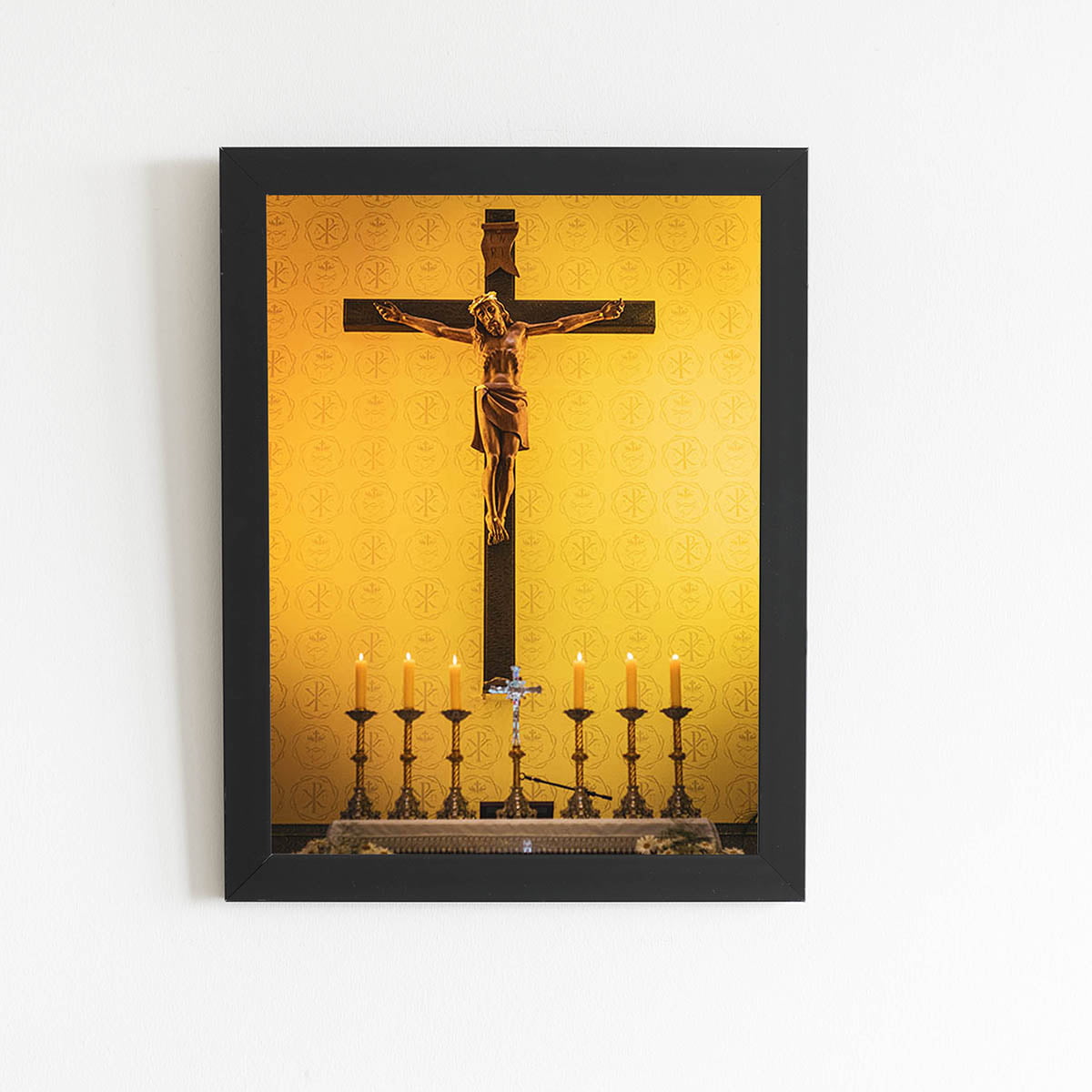 Quadro Jesus Cristo Crucificado Altar Moldura Preta 60x40cm