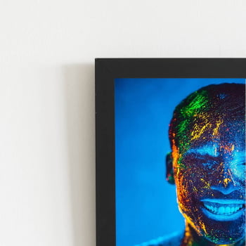 Homem com Tinta Neon Colorida Quadro Moldura Preta 60x40cm
