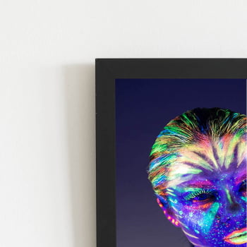 Mulher com Tinta Neon Colorida Quadro Moldura Preta 60x40cm 