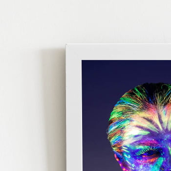Mulher com Tinta Neon Colorida Quadro Moldura Branca 60x40cm 